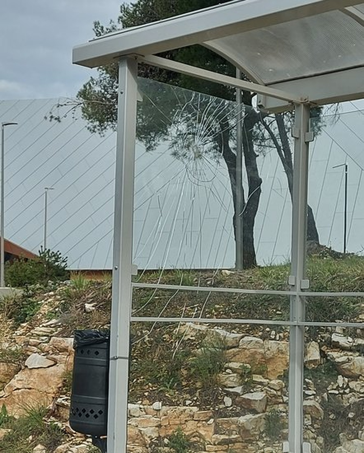 Razbijeno staklo nadstrešnice