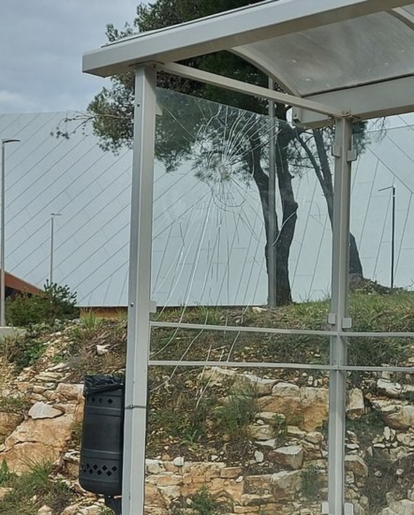 Razbijeno staklo nadstrešnice