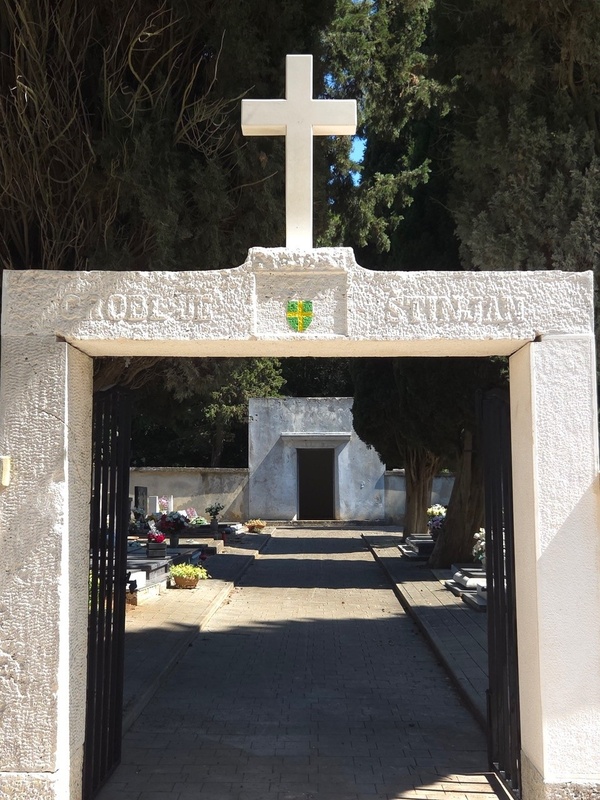 restaurirana stara kamena vrata groblja u Štinjanu