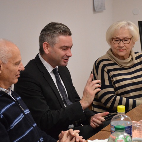 Gradonačelnik s umirovljenicima_arhivska fotografija