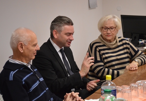 Gradonačelnik s umirovljenicima_arhivska fotografija