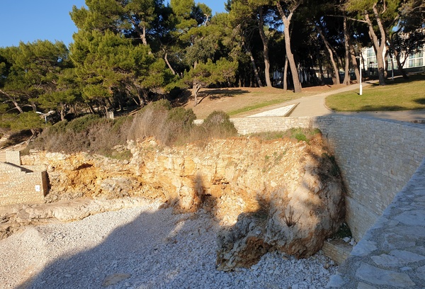 Sanira se potporni zid na Havajskoj plaži