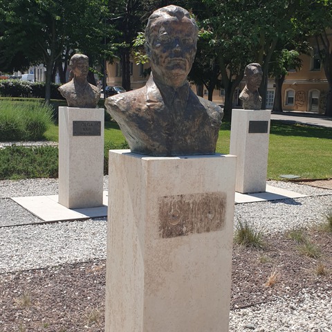Skinuta pločica sa biste u Titovom parku