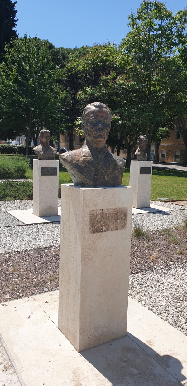 Skinuta pločica sa biste u Titovom parku