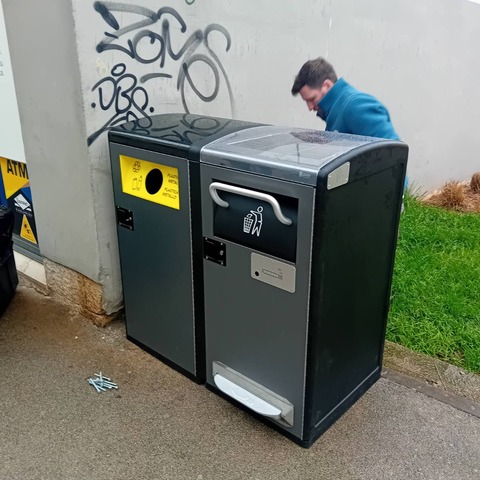 postavljen spremnik za otpad s prešom