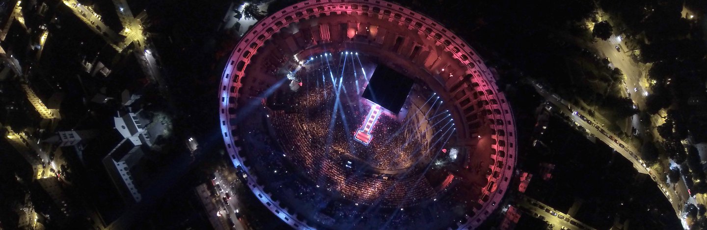 Arena uslikana iz zraka po noći