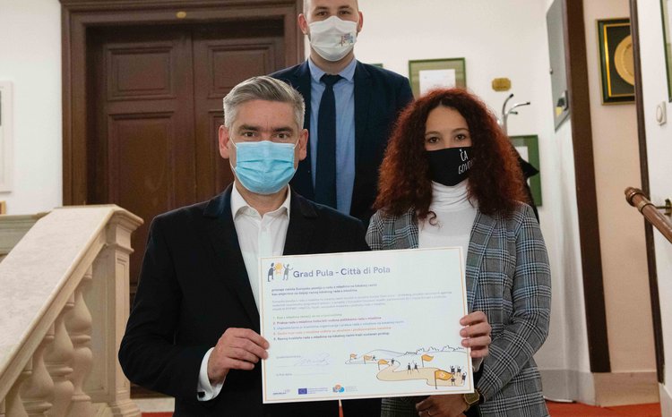 Gradonacelnik Savjet mladih Grada Pule Gradonacelnik prisustvuje Savjetu mladih.jpg