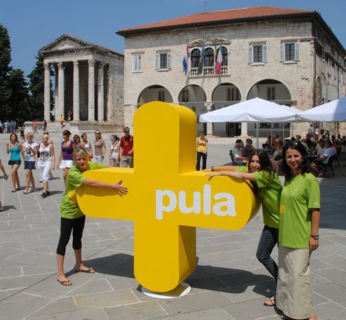 Odsjek za informatiku Slika Foruma i znak turističke zajednice s djecom