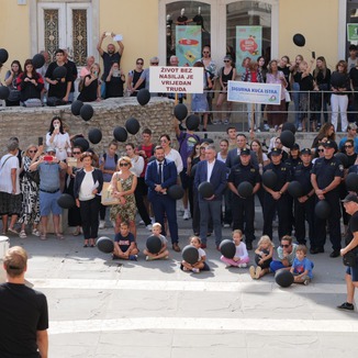 Puštanjem crnih balona u Puli obilježen Nacionalni dan borbe protiv nasilja nad ženama