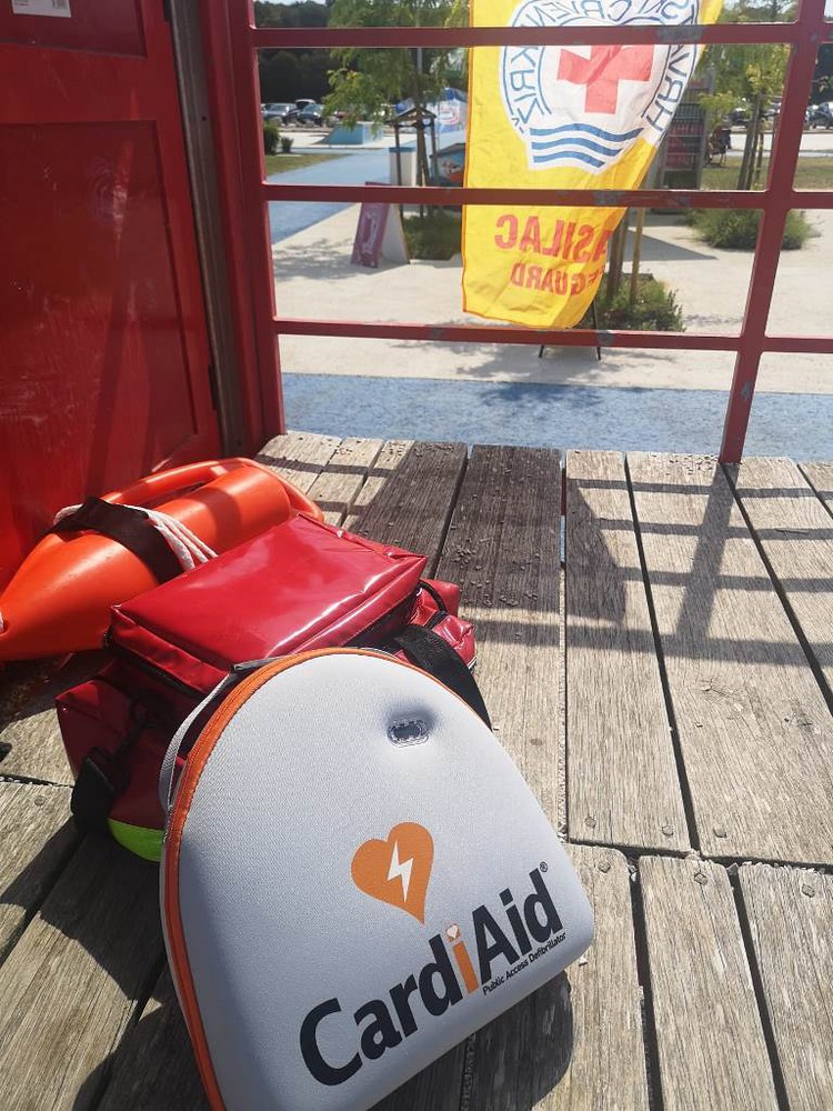 Defibrilatori na plažama sa spasiocima