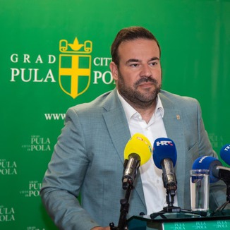 Gradonačelnik Filip Zoričić: „Duboko sam razočaran da su kolegama problemi građana, poput kanalizacije, rasvjete, cesta, sitni problemi i populizam. Upravo te stvari čine grad i neću nikada prestati misliti na taj način. Kapitalni projekti koji idu dalje