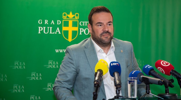 Gradonačelnik Filip Zoričić: „Duboko sam razočaran da su kolegama problemi građana, poput kanalizacije, rasvjete, cesta, sitni problemi i populizam. Upravo te stvari čine grad i neću nikada prestati misliti na taj način. Kapitalni projekti koji idu dalje