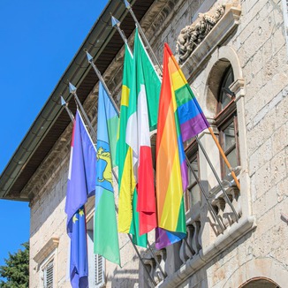 Sulla facciata del Palazzo municipale sventola anche quest’anno la bandiera color arcobaleno