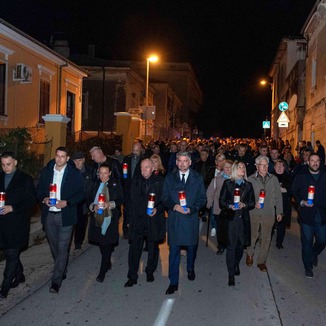 Il sindaco Filip Zoričić e i suoi vice Ivona Močenić e Bruno Cergnul hanno preso parte al corteo commemorativo "Vukovar brilla anche nella mia città"