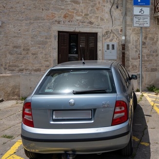Parkirna mjesta za osobe s invaliditetom