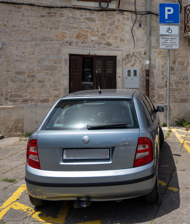 Parkirna mjesta za osobe s invaliditetom
