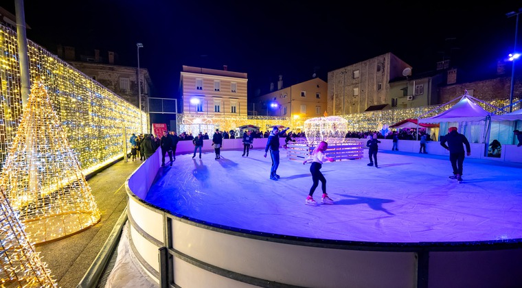 Come da tradizione aperta la pista di pattinaggio all'aperto