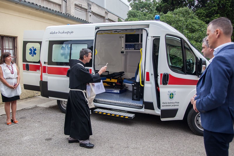 Porecka I Pulska Biskupija Pulskoj Opcoj Bolnici Donirala Vrijedno