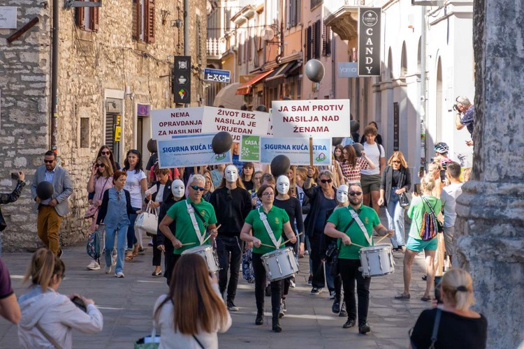 Nacionalni dan borbe protiv nasilja nad ženama_mimohod