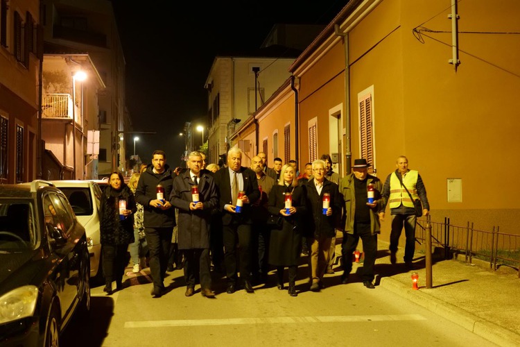 mimohod sjećanja „I u mom gradu svijetli Vukovar“