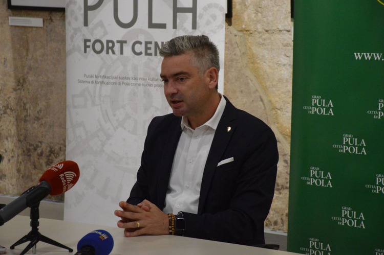 Gradonačelnik Boris Miletić na najavi početka radova na revitalizaciji infrastrukture i uređenju utvrde Kaštel