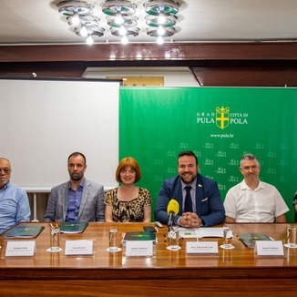 tiskovna konferencija_potpisivanje ugovora za Dolcevitu